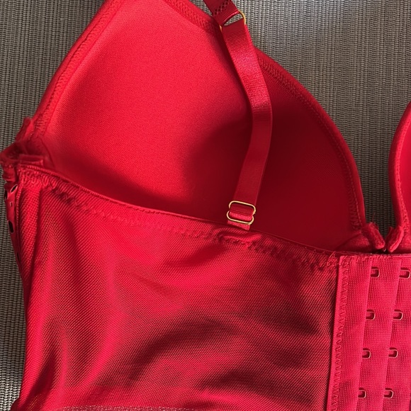 Red Bra - Picture 6 of 7